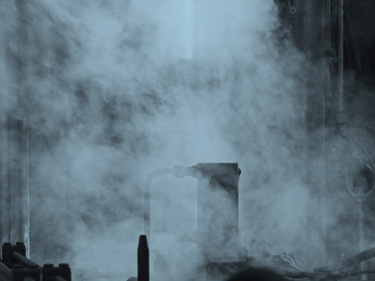 Bei der Verwendung industrieller Maschinen entsteht Ölnebel, der mit Ölnebelabscheidern von WATRON abgesaugt werden kann
