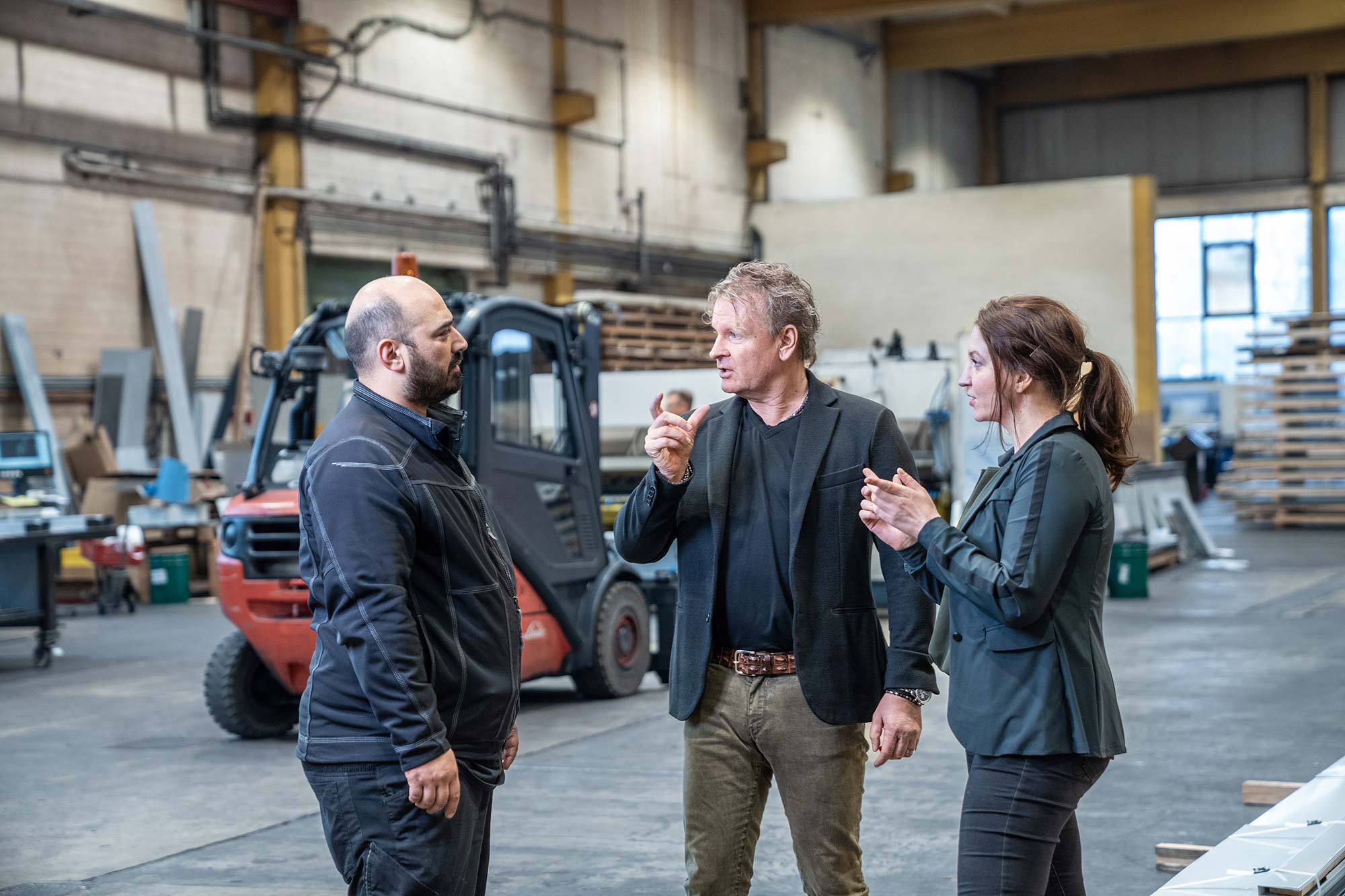 Michelle und Thorsten Wagner beraten ein Unternehmen zur Nutzung von Absauganlagen und Industriesaugern.