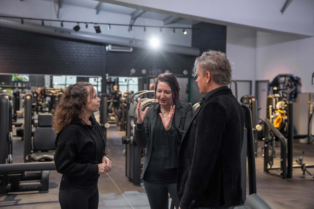Michelle Wagner und Thorsten Wagner beraten ein Fitnessstudio zu Belüftungssystemen