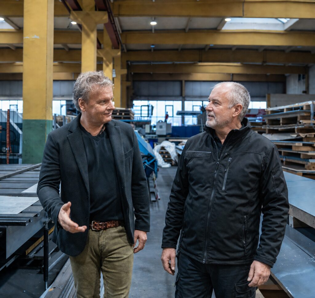 Thorsten Wagner in einer Werkstatt während einer Beratungssituation für Absauganlagen